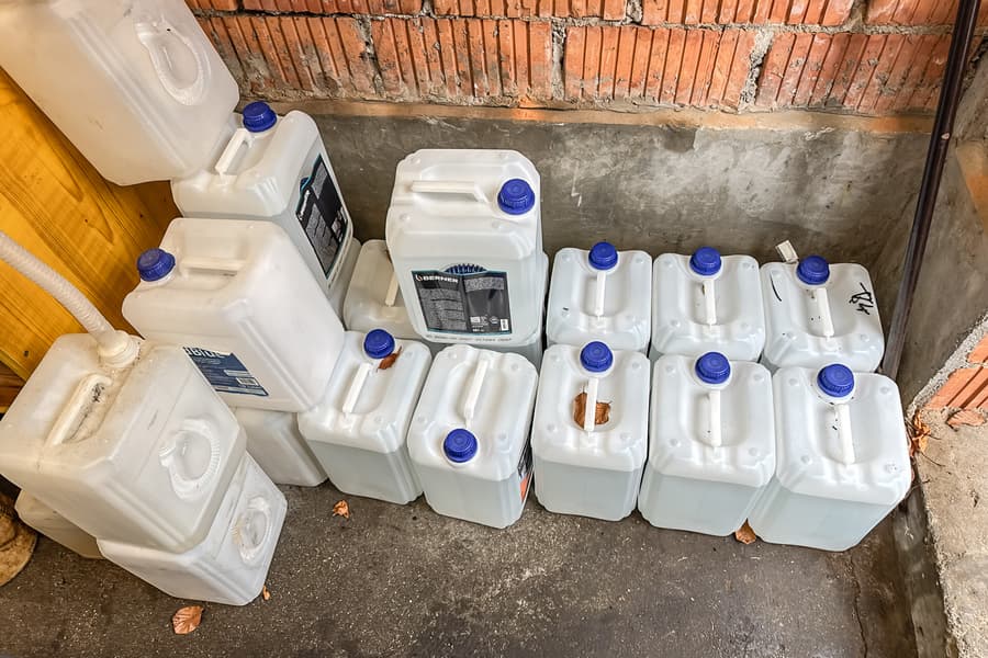 15 Kanister mit AdBlue, je 10 l